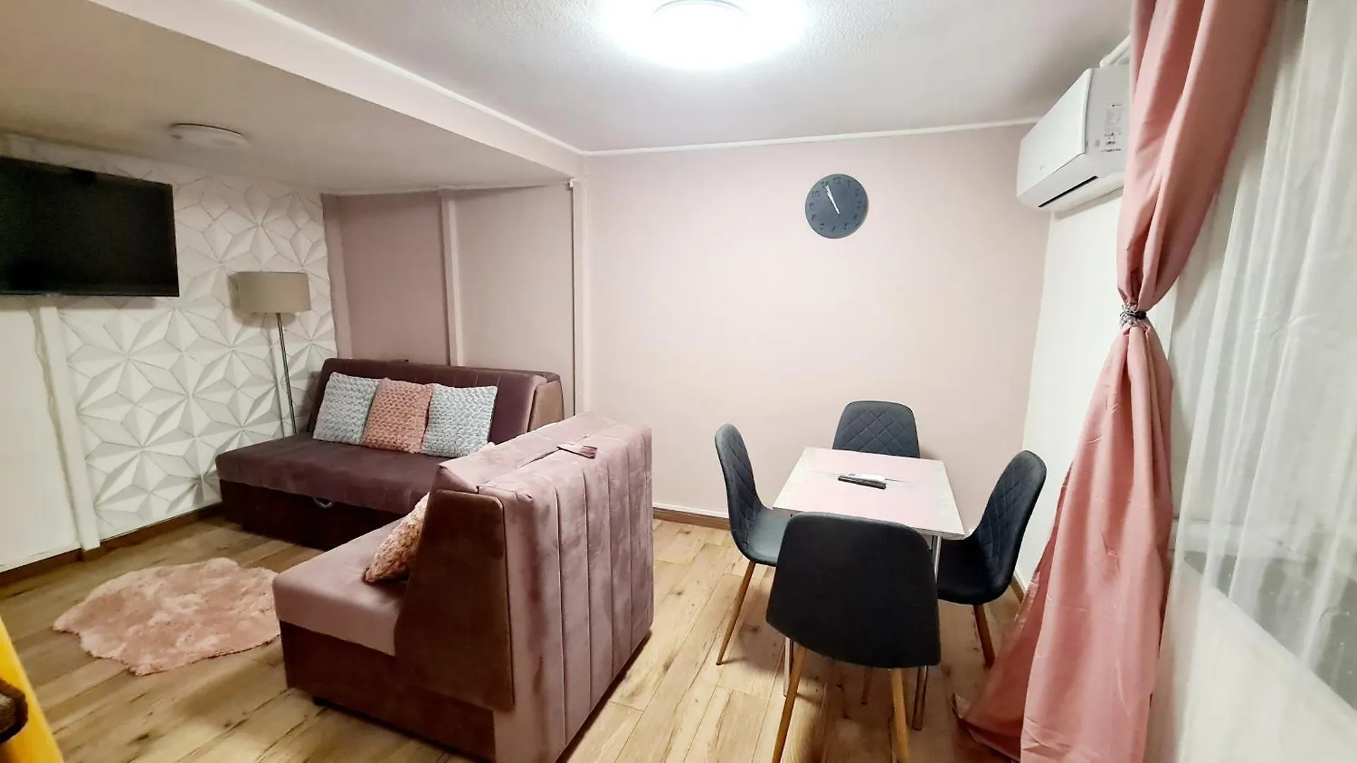 2 Separate Bedrooms And Living Room Fully Equipped With Ac ブダペスト