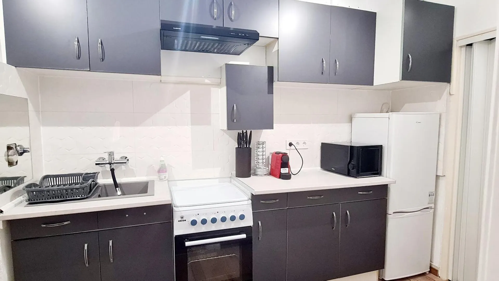 2 Separate Bedrooms And Living Room Fully Equipped With Ac ブダペスト