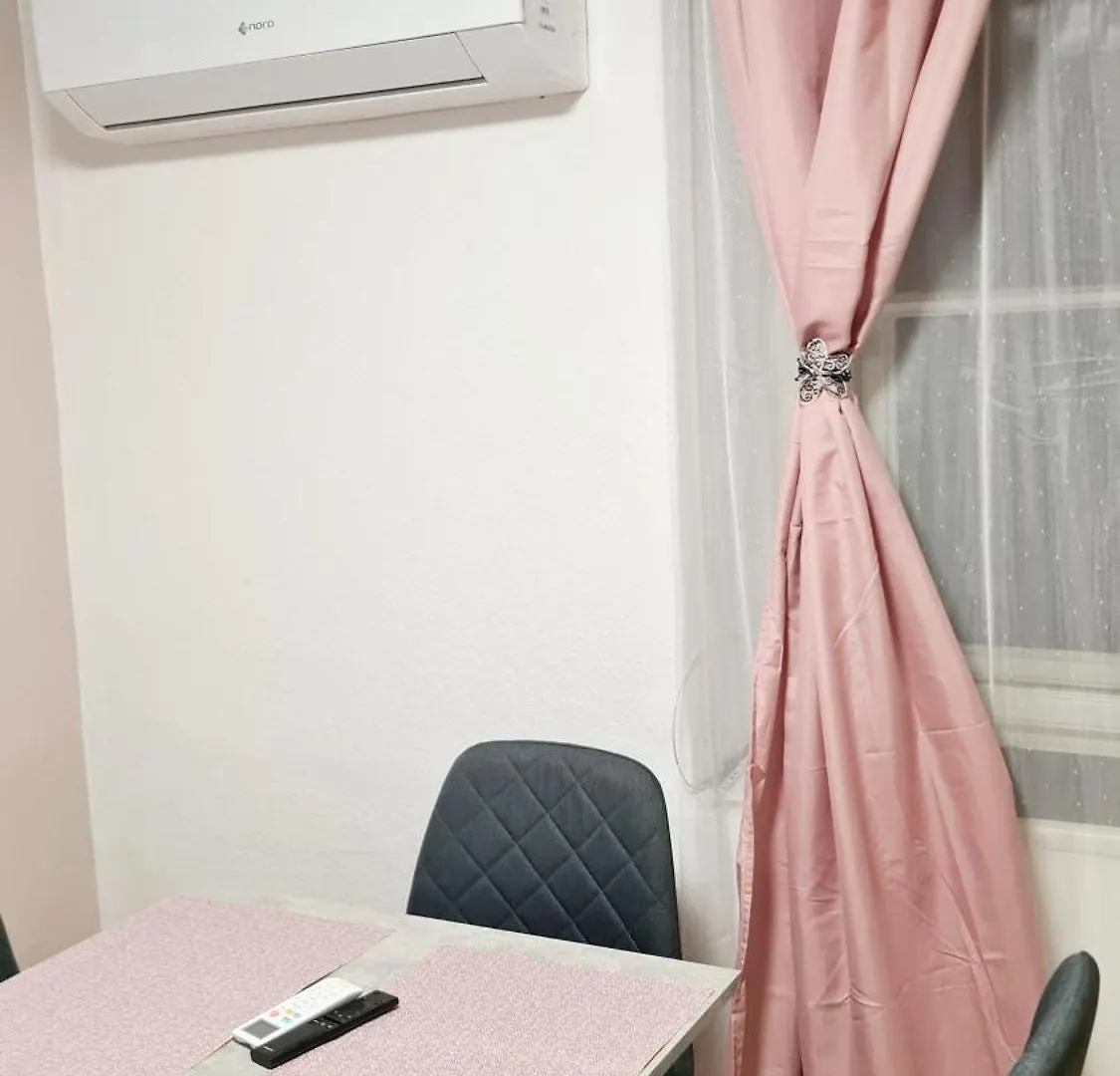 2 Separate Bedrooms And Living Room Fully Equipped With Ac ブダペスト 0*,