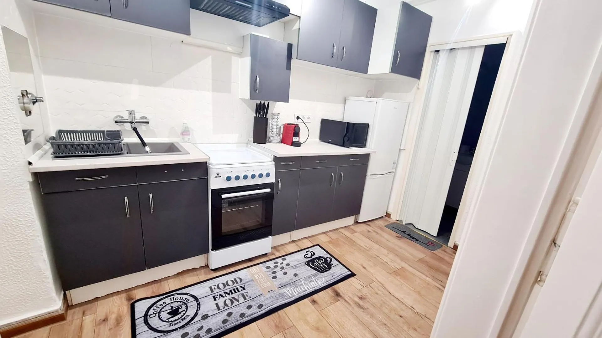 2 Separate Bedrooms And Living Room Fully Equipped With Ac ブダペスト アパート