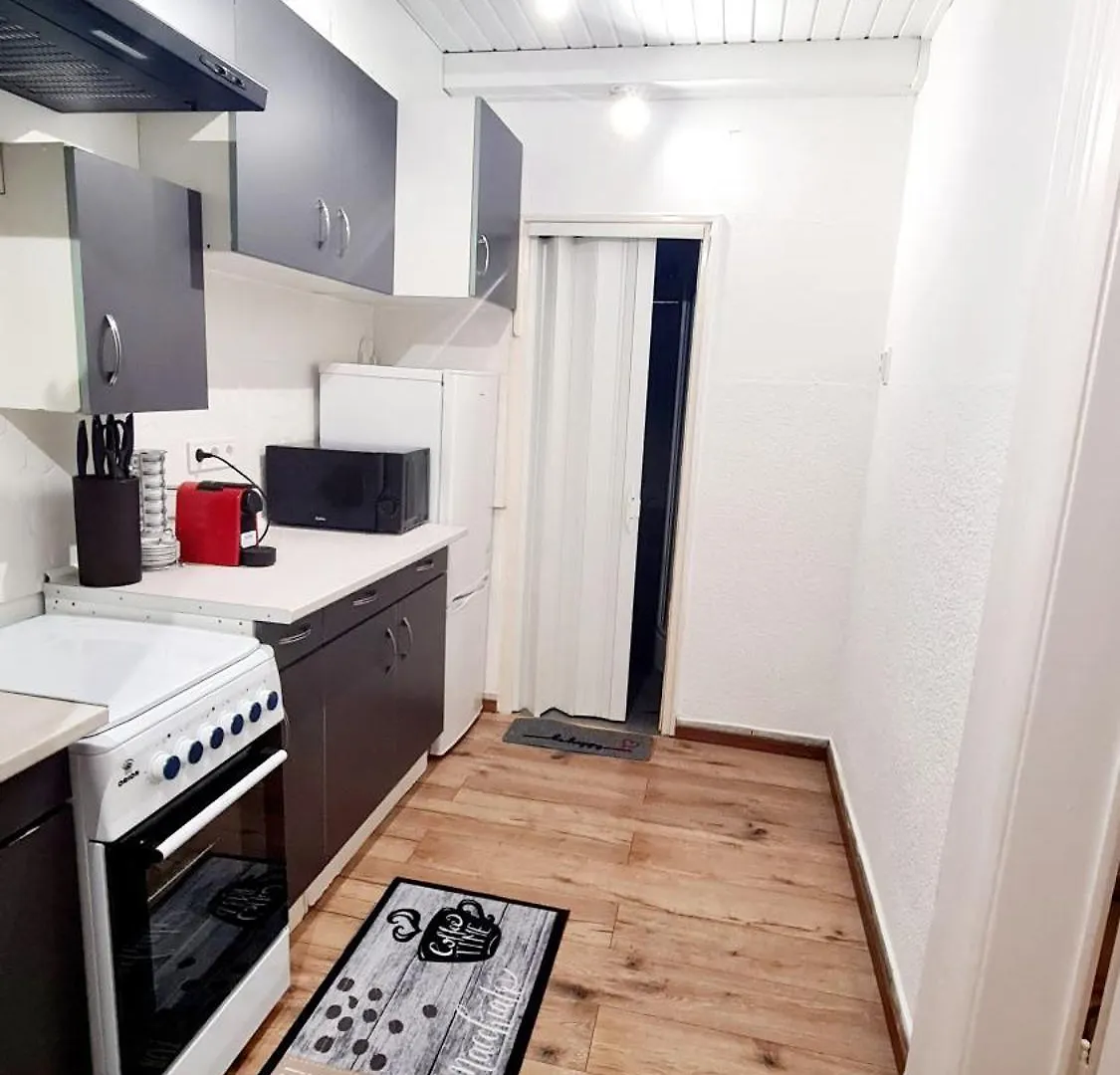 アパート 2 Separate Bedrooms And Living Room Fully Equipped With Ac ブダペスト